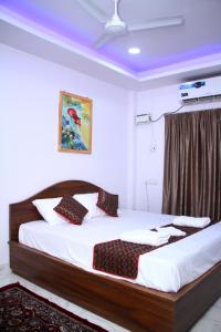 1 dormitorio con 1 cama grande con sábanas blancas en ELL Parasio, en Port Blair