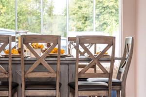 Marinoにある'Oasis in Marino' w/ Ocean Views, Sunroom + Studyのダイニングルームテーブル(椅子3脚付)、窓