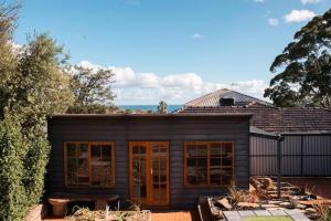 Marinoにある'Oasis in Marino' w/ Ocean Views, Sunroom + Studyの庭のガラス戸付小屋