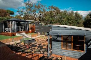 Marinoにある'Oasis in Marino' w/ Ocean Views, Sunroom + Studyの庭を前にした小さな家 +11枚の写真