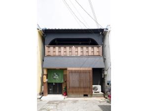 een gebouw met een zwarte luifel en een deur bij Shirakabanoyado Shimizu - Vacation STAY 12447 in Osaka