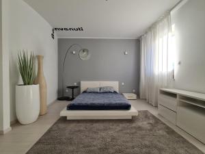 a bedroom with a bed with a blue blanket at Perfect Stay - "Best View Penthouse" - free parking in Toruń