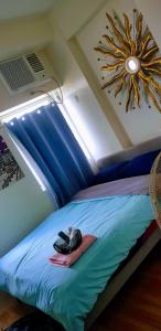 Łóżko w pokoju z sufitem z lustrem w obiekcie Hantowah's Crib - Southwoods w mieście San Pedro