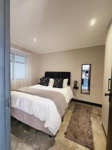 Walmer的住宿－Mooi’s Monochrome，一间卧室设有一张大床和一个窗户。