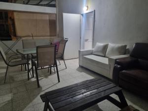 un soggiorno con divano e tavolo di בית אירוח בנהריה a Nahariyya