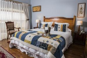 a bedroom with a large bed with a wooden headboard at Hotel Boutique Acontraluz in Valparaíso