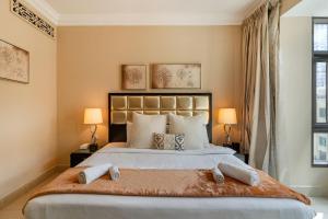 a bedroom with a large bed with two lamps at Classic & New - 1BR Apartment in OldTown,Downtown - Allsopp&Allsopp in Dubai