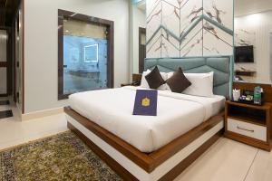 Giường trong phòng chung tại Hotel Leela Grande