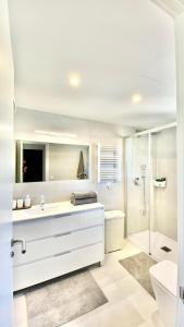 Ένα μπάνιο στο Luxury apartment overlooking Javea Bay and Mountains +66 φωτογραφίες