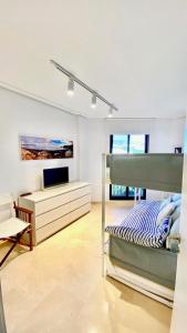 Ένα ή περισσότερα κρεβάτια σε δωμάτιο στο Luxury apartment overlooking Javea Bay and Mountains