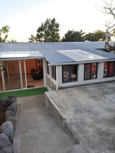 une maison dotée d'un toit solaire dans l'établissement TI CASE TRANQU'ILE OTE !, à Saint-Pierre