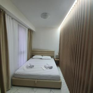 um quarto com uma cama com duas toalhas em Sirius apartaments em Rafailovici