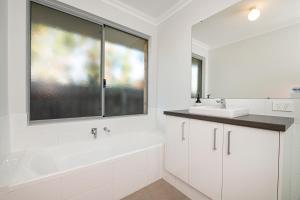 Un baño blanco con bañera y lavabo. en Jakes Place, en Dunsborough 14 fotos más