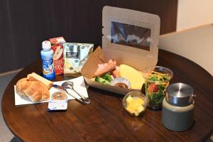 un tavolo con una scatola di cibo sopra di Hotel Grand Vert Kyu Karuizawa a Karuizawa