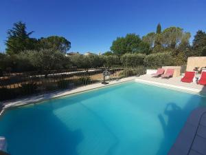 Πισίνα στο ή κοντά στο La Clastre location d'un studio avec piscine et clim près d'Uzès
