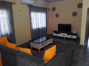 Μια τηλεόραση ή/και κέντρο ψυχαγωγίας στο A Nice Homely 2- Bedroom House