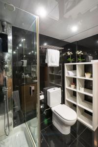 a bathroom with a toilet and a glass shower at Hesperia Fira in Hospitalet de Llobregat