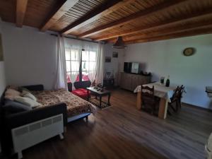 ein Wohnzimmer mit einem Bett und einem Tisch in der Unterkunft Susurul Apei Chalet in Porumbacu de Sus