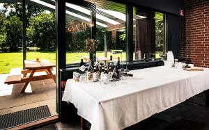 een tafel met wijnflessen en glazen erop bij Jägerhuset in Maribo