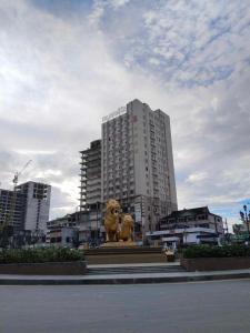 西哈努克的住宿－Sea Inn Guesthouse Sihanoukville，狮子雕像在建筑物前