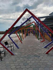 un grupo de estructuras de juego en un muelle cerca del agua en Sea Inn Guesthouse Sihanoukville en Sihanoukville