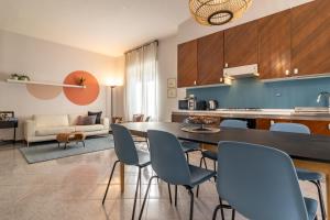 a kitchen and living room with a table and chairs at A Tutto Tondo Apartment - Lerici in Lerici