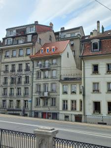 a group of buildings on the side of a street at Cosy appartement 1 chambre au coeur du bourg in Fribourg