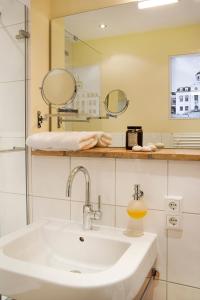 a bathroom with a sink and a mirror at Pension La Casa dei Colori in Weimar