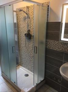 y baño con ducha y puerta de cristal. en Affittacamere Belfiore, en Florencia