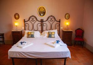 a bedroom with a bed with two towels on it at Agriturismo Villa Ulivello in Chianti in Strada