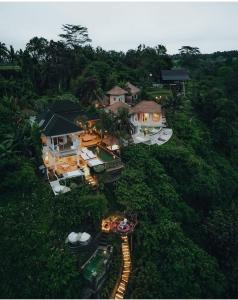 una vista aérea de una casa en la selva en Villa Cella Bella Ubud en Ubud