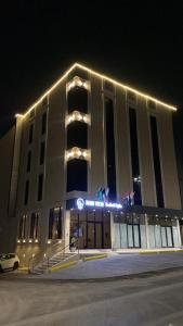 a building with lights on top of it at night at HIGH VIEW HOTEL فندق عالية الاطلالة in Hafr Al-Batin