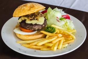 Comida no hotel ou em algum lugar perto
