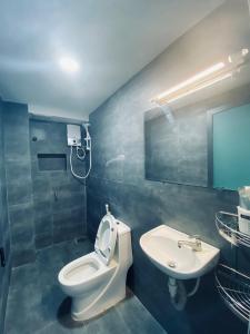 クイニョンにあるThe Grandparents Homestayのトイレと洗面台付きのバスルーム