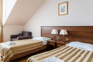 Hotel Kresowiak tesisinde bir odada yatak veya yataklar