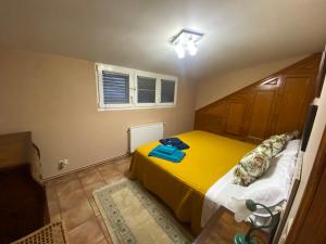 een slaapkamer met een geel bed en een raam bij As Bouzas in Poio