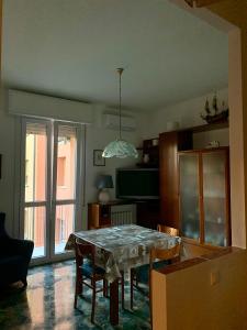 uma sala de estar com uma mesa de jantar com cadeiras em Comfortable apartament 2 bedroom suitable 2-5 pax em Bolonha