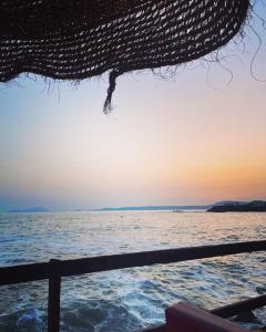 una vista sull'oceano al tramonto da una barca di Horus Home a Torre del Greco Altre 19 foto