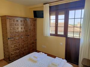 A bed or beds in a room at Hotel Rural Valle del Tuejar