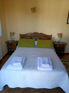 A bed or beds in a room at Hotel Rural Valle del Tuejar