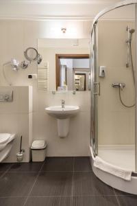 W łazience znajduje się umywalka i prysznic. w obiekcie Hotel Kresowiak w mieście Siemiatycze