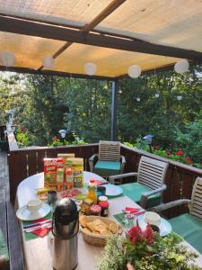 una mesa con comida en la parte superior de un patio en Le chalet du Cerf - Chambres d'hôtes, en Somme-Leuze