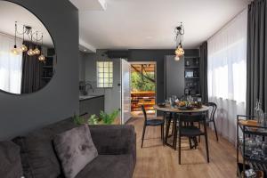 O zonă de relaxare la Villa Mystic Place - Suite 1 - Happy Rentals