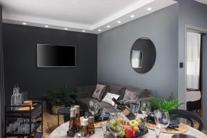 Un televizor și/sau centru de divertisment la Villa Mystic Place - Suite 1 - Happy Rentals