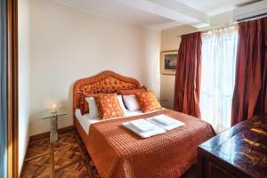 um quarto com uma cama com duas toalhas em panoramic luxury penthouse 6 people em Milão