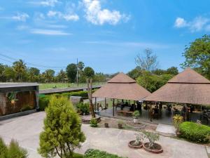 - une vue de tête sur un complexe avec 2 pavillons dans l'établissement AURA Park Resort, à Ban Thung Sam Sao