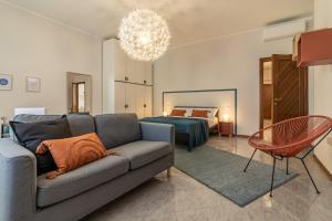 a living room with a couch and a bedroom at A Tutto Tondo Apartment - Lerici in Lerici