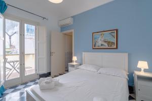 - une chambre avec un lit blanc et une fenêtre dans l'établissement Casa De Rollo - Whole House, à Noto