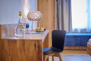 mesa de comedor con silla y lámpara en Hotel Der Einrichter, en Straubing