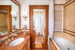 La salle de bains est pourvue d'une baignoire, d'un lavabo et d'une baignoire. dans l'établissement panoramic luxury penthouse 6 people, à Milan